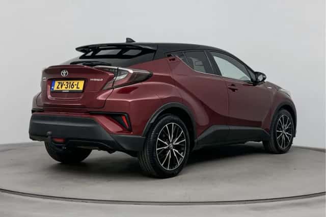 Toyota C-HR (2018) thumbnail 2
