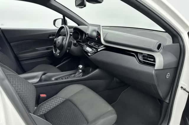Toyota C-HR (2023) thumbnail 6