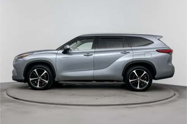 Toyota Highlander (2021) thumbnail 3