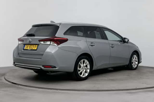 Toyota Auris (2018) thumbnail 2