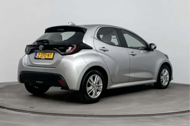 Toyota Yaris (2024) thumbnail 2