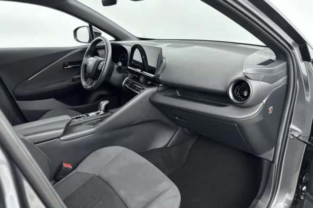 Toyota C-HR (2025) thumbnail 6