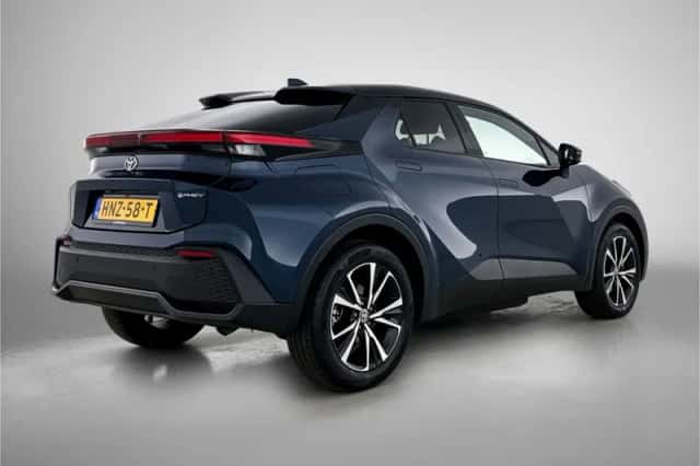 Toyota C-HR (2025) thumbnail 2