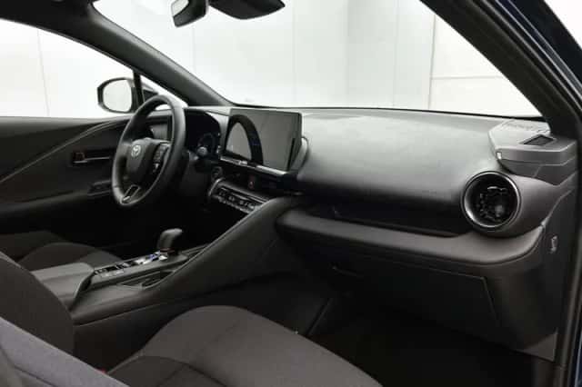Toyota C-HR (2025) thumbnail 6