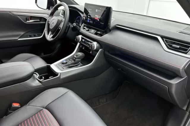 Toyota RAV4 (2025) thumbnail 6
