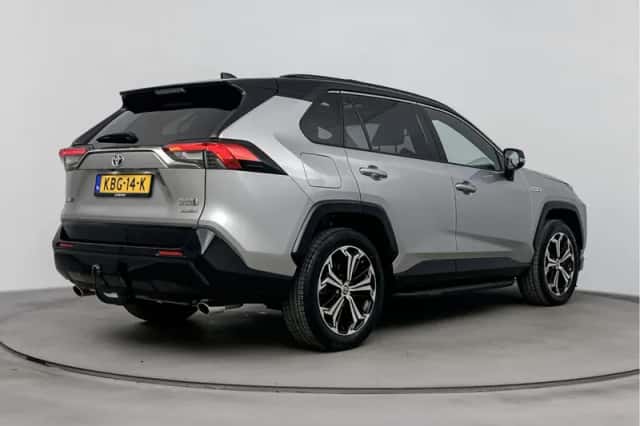 Toyota RAV4 (2021) thumbnail 2