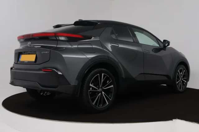 Toyota C-HR (2025) thumbnail 2