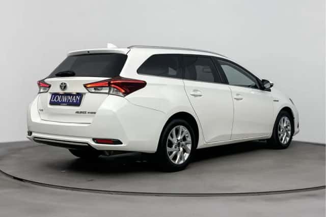 Toyota Auris (2016) thumbnail 2