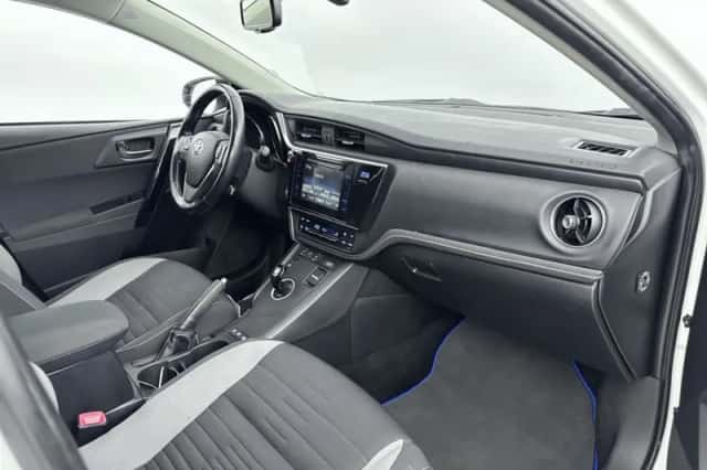 Toyota Auris (2016) thumbnail 6