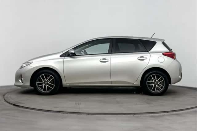 Toyota Auris (2014) thumbnail 3