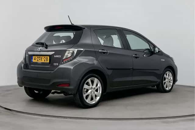 Toyota Yaris (2015) thumbnail 2
