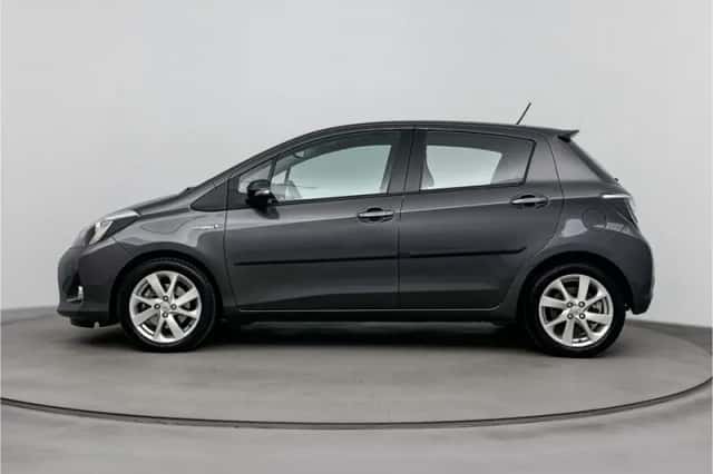 Toyota Yaris (2015) thumbnail 3