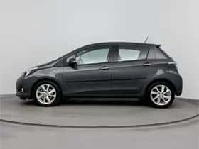 Toyota Yaris (2015) thumbnail 3