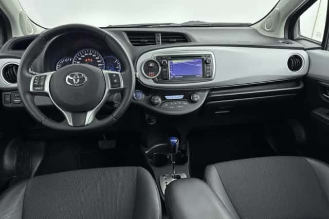 Toyota Yaris (2015) thumbnail 4