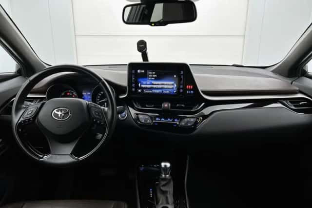 Toyota C-HR (2019) thumbnail 4