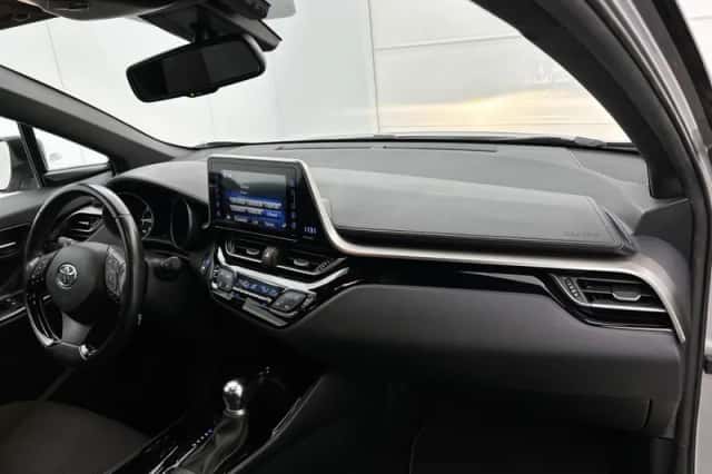 Toyota C-HR (2019) thumbnail 6