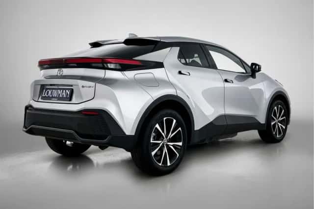 Toyota C-HR (2025) thumbnail 2