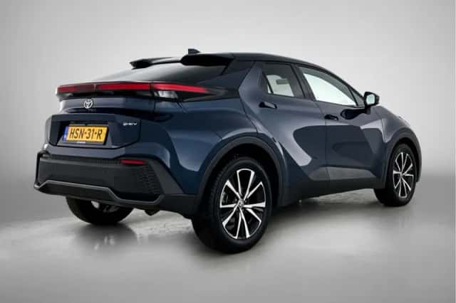 Toyota C-HR (2025) thumbnail 2