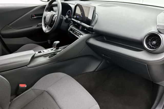 Toyota C-HR (2025) thumbnail 6
