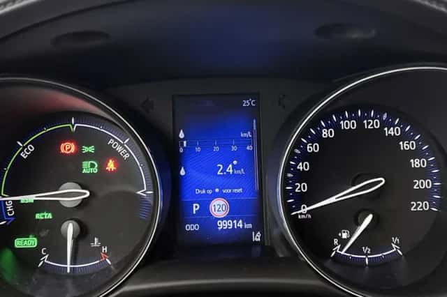 Toyota C-HR (2019) thumbnail 5