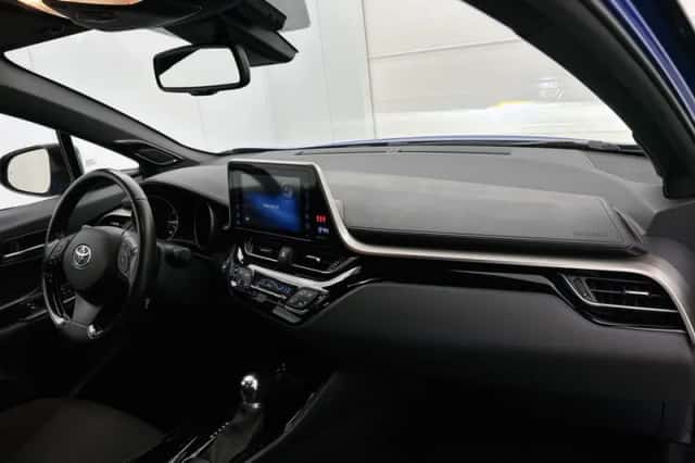 Toyota C-HR (2019) thumbnail 6