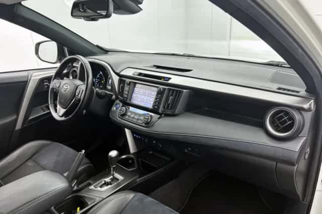 Toyota RAV4 (2016) thumbnail 6