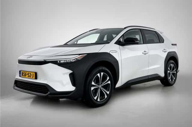 Toyota bZ4X (2023) thumbnail 1