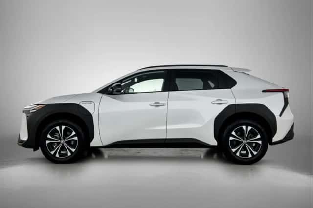 Toyota bZ4X (2023) thumbnail 3
