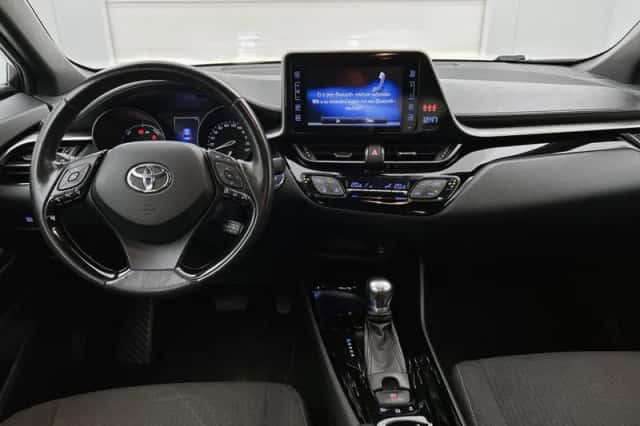 Toyota C-HR (2018) thumbnail 4