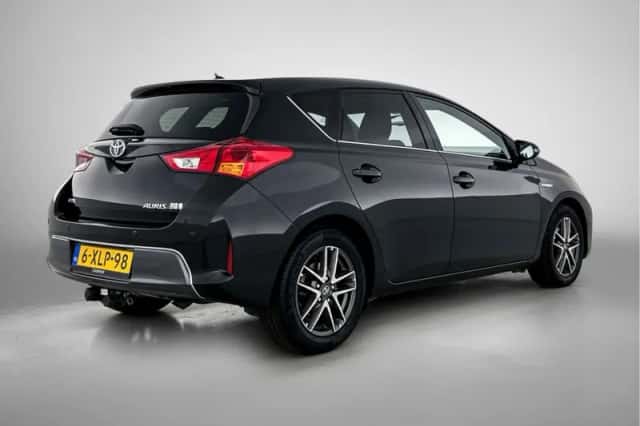 Toyota Auris (2014) thumbnail 2