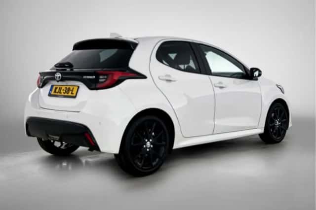 Toyota Yaris (2023) thumbnail 2