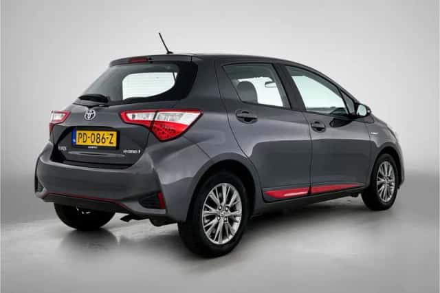 Toyota Yaris (2017) thumbnail 2