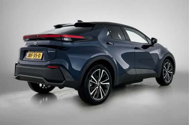 Toyota C-HR (2025) thumbnail 2