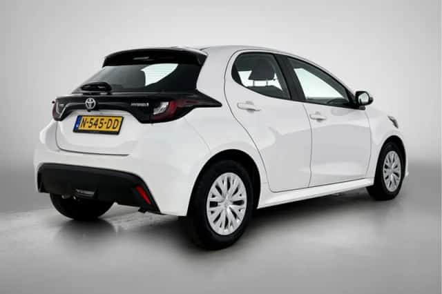 Toyota Yaris (2021) thumbnail 2