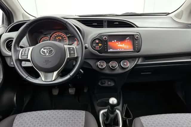 Toyota Yaris (2015) thumbnail 3