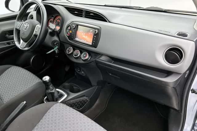 Toyota Yaris (2015) thumbnail 5