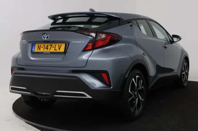 Toyota C-HR (2021) thumbnail 2
