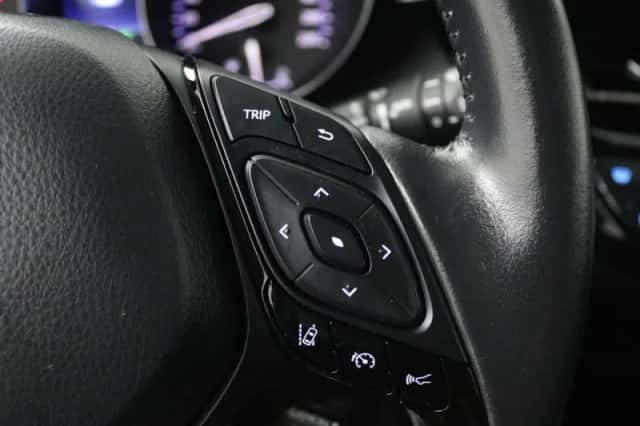 Toyota C-HR (2021) thumbnail 4