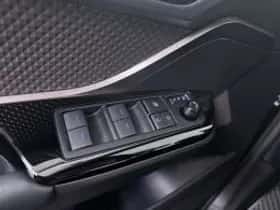 Toyota C-HR (2023) thumbnail 5