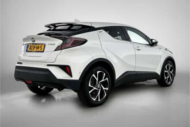 Toyota C-HR (2019) thumbnail 2