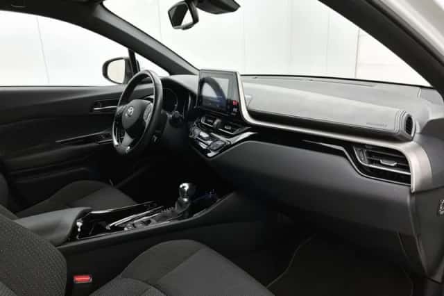 Toyota C-HR (2019) thumbnail 6