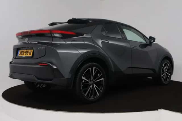 Toyota C-HR (2025) thumbnail 2