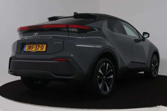 Toyota C-HR (2025) thumbnail 2