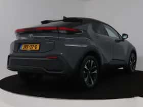 Toyota C-HR (2025) thumbnail 2