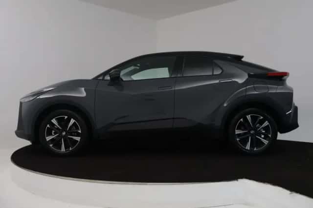 Toyota C-HR (2025) thumbnail 3
