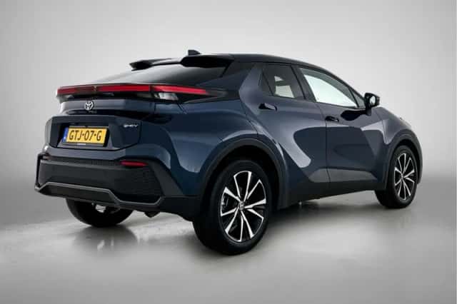 Toyota C-HR (2024) thumbnail 2