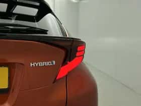 Toyota C-HR (2020) thumbnail 30