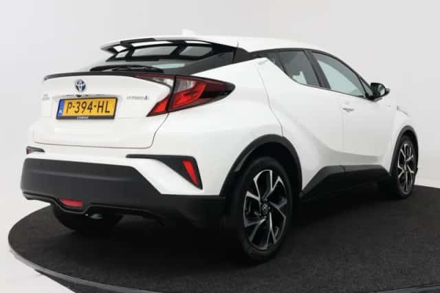 Toyota C-HR (2022) thumbnail 2