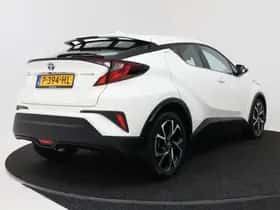 Toyota C-HR (2022) thumbnail 2