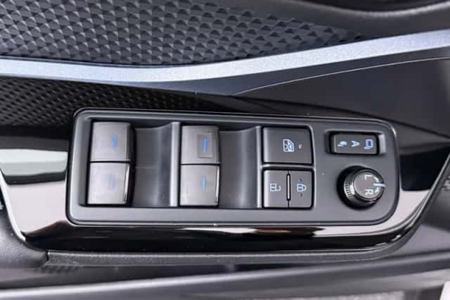 Toyota C-HR (2022) thumbnail 4